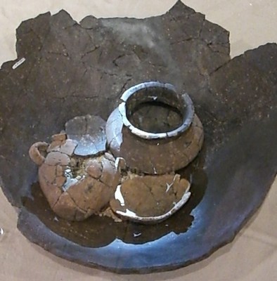 Urne mit Leichenbrand und Beigabengefäßen,
<br />
Bronzezeit